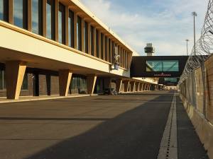 schick-architektur-beton-flughafen-frankfurt-fassade_original