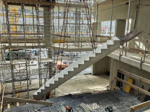 helmholtz-institut-wuerzburg-rohbau-einbau-betontreppe-02_original