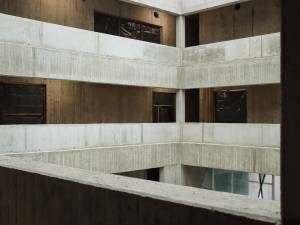 schulzentrum-hammelburg-sichtbeton-innen-04_original