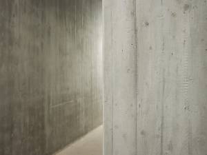 schulzentrum-hammelburg-sichtbeton-innen-brettstruktur-04_original